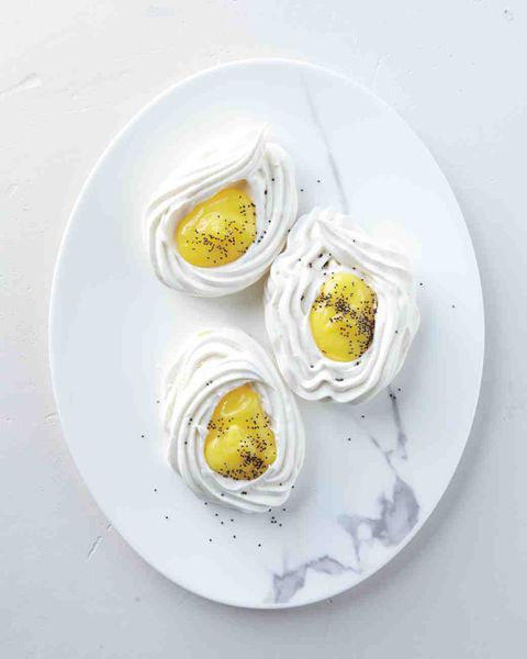 Te meringue nests are perfect for Easter!