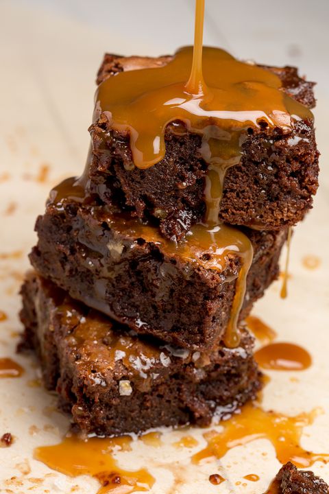 solený Caramel Brownies with extra caramel sauce