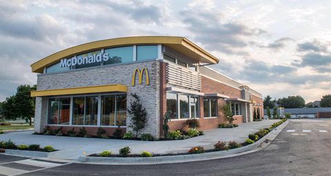 McDonald’s Yeni Üniformalar Bilim Kurgu Filminden Bir Şey Gibi Görünüyor ve Çalışanlar Çıldırıyor