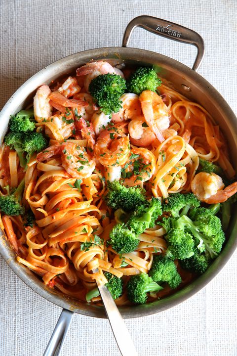 เหมือนครีม Tomato Fettuccine with Shrimp and Broccoli Recipe