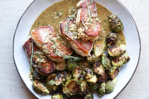 Vitlök-Rosemary Pork Chops med Sprouts