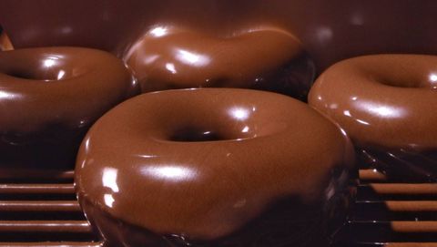 Chocoholics, ดีใจ! Krispy Kreme กำลังนำกลับช็อกโกแลตเคลือบโดนัทเมื่อเดือน