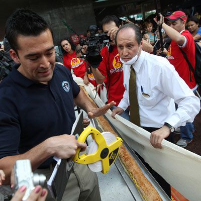 Kött products producer Empacadora Ponderosa of Monterrey, Mexico, set a new world record for the longest hot dog, which spanned 375 feet!