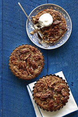 แต่เดิม featured in the 1965 edition of Woman's Day magazine, this classic pecan tart is upgraded with luscious chocolate and sweet coconut. Recipe: Mini German Chocolate Brownie Pecan Tarts