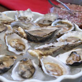 มัน's believed that about half of the country's yearly oyster production is consumed during the week between Christmas and New Year's Day — that's a whole lot of oyster food, but we don't blame the French for indulging in the delicacy at this special time of year.