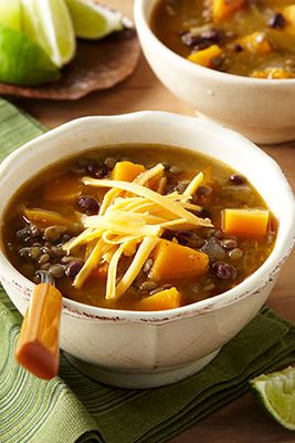 perfektný for a cold winter day, this vegetarian slow cooker recipe will please everyone, even avid meat-eaters.Recipe: White Chili with Black Beans