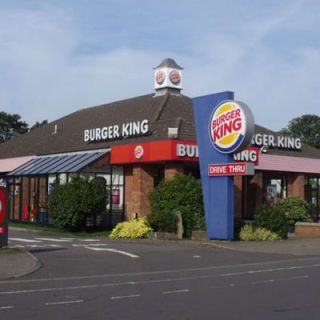 ไปยัง purchase a Burger King franchise, you need a $1.5 million net worth and $500,000 in liquid assets. Development costs range from $1.2 million to $2.2 million.