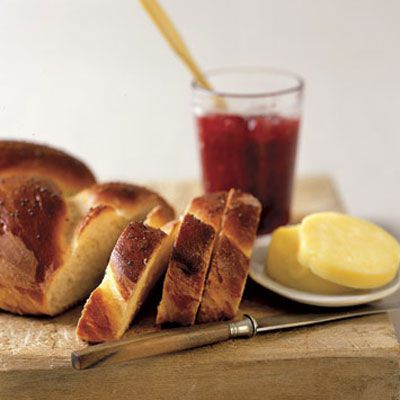 toto traditional Jewish egg bread is quite versatile — it makes for fluffy French toast, tender bread pudding, or a variety of outstanding sandwiches. Challah's gorgeous golden hue is attributed to a generous egg wash before baking.