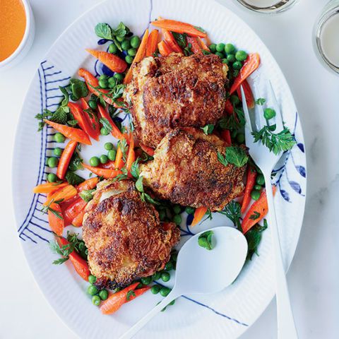 chrumkavý Chicken Thighs with Peas and Carrots
