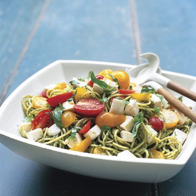 špagety with Pesto and Tomato-Mozzarella Salad