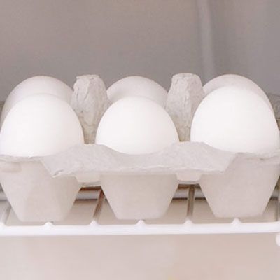 ว่า your eggs are small or large, brown or white, you'll want to start with cold eggs. Keep them in the refrigerator until you're ready to make the perfect scrambled eggs.