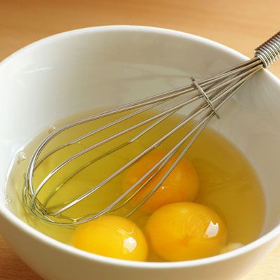 ร้าว the eggs into a bowl. Beat with a fork or whisk the eggs until they turn a pale yellow color. Add a pinch of salt and fresh black pepper.