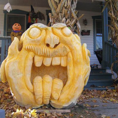 Bir diğeri masterpiece by Ed Moody: He told the 1500+ trick-or-treaters who saw it that it was a man-eating giant and the fingers were all that was left of its last meal!