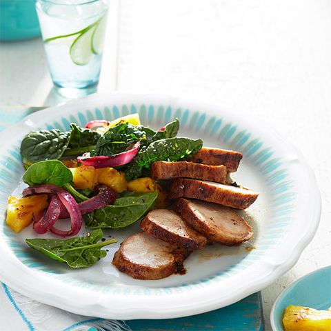 začimbe rubbed pork tenderloin with pineapple and spinach salad