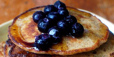 bütün grain gluten free pancakes with blueberries