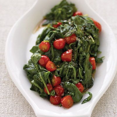 ร่วงโรย spinach and cherry tomatoes