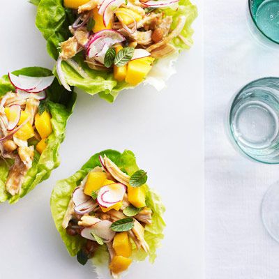 kyckling peanut salad in lettuce cups