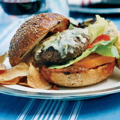 nötkött burgers with peanut-chipotle barbecue sauce 