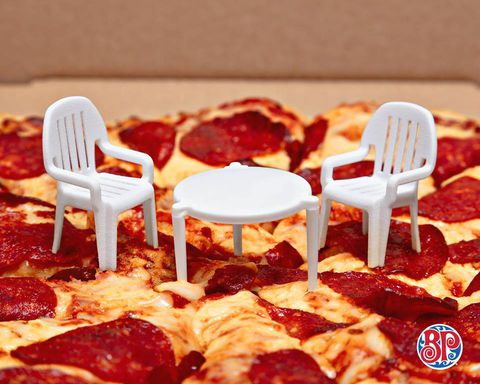 Bu Pizza Yeri Pizza Kutularının İçindeki Küçük Masanın Etrafına Küçük Sandalyeler koydu
