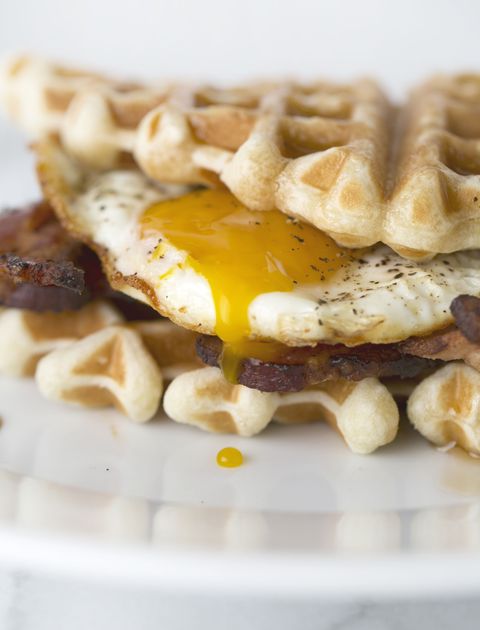 vyprážaný egg, bacon, and maple syrup.