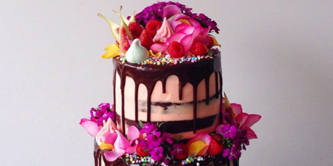 På vilket sätt to decorate cakes using fresh flowers and a ganache 