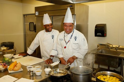 Anthony Anderson in cooking school