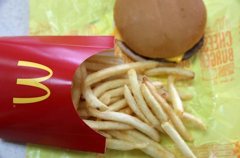 Tek Bir Aşçıyı İzleyin Bir McDonald’s Çizburger’i Kızartmaya Dönüştürün