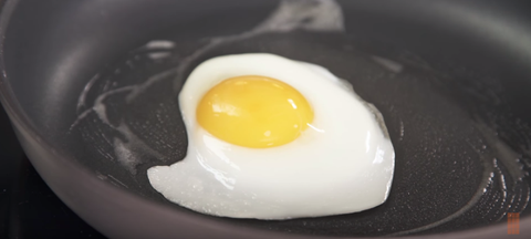 Bu şef size mükemmel bir emoji yumurtası nasıl yapılır gösterir – gerçek hayatta