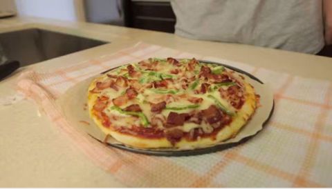 ‘Epic Meal Time’ Çifte-Taraflı Pizza ile Her Son Isırmayı En Üst Düzeye Çıkarın