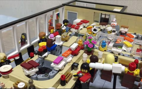 คนที่สร้างร้านซูชิทำงานนอก Legos และ It ‘s Insane