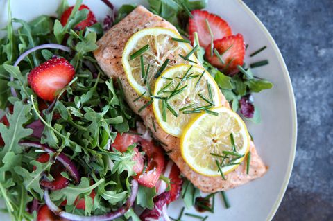 ย่าง Salmon with Strawberry-Arugula Salad Recipe