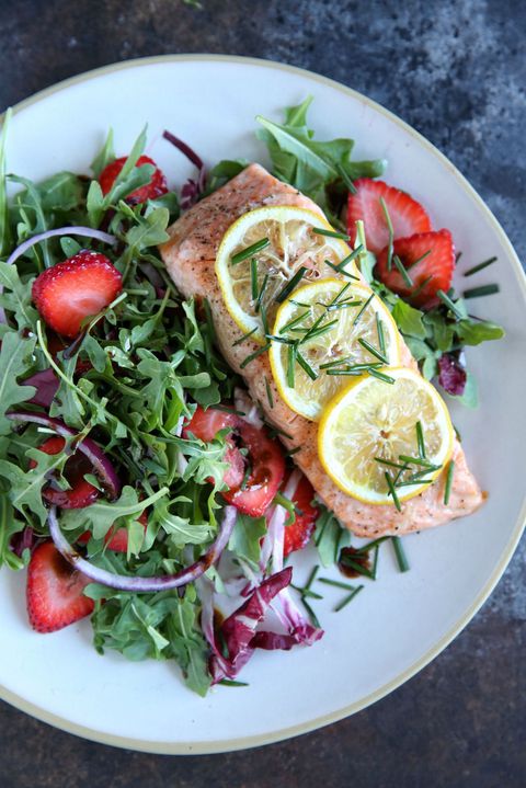 Pražen Salmon with Strawberry-Arugula Salad Recipe