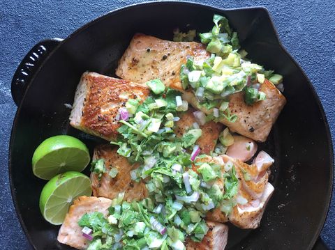 แซลมอนปลาแซลมอนกับอะโวคาโด Salsa Verde