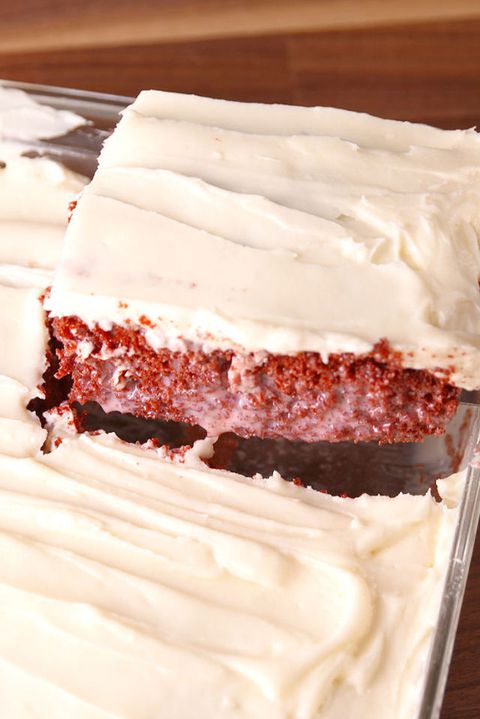 rdeča Velvet Poke Cake Vertical Slice