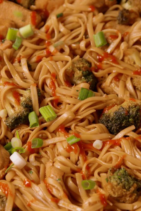 ไก่ and Broccoli Noodles