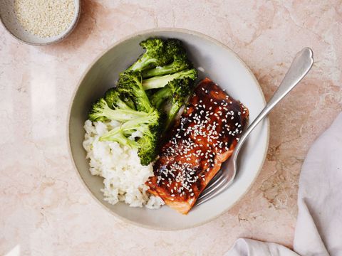 hoisin zasklením Salmon with Broccoli and Sesame Rice Horizontal
