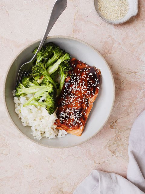 hoisin zasklením Salmon with Broccoli and Sesame Rice Vertical