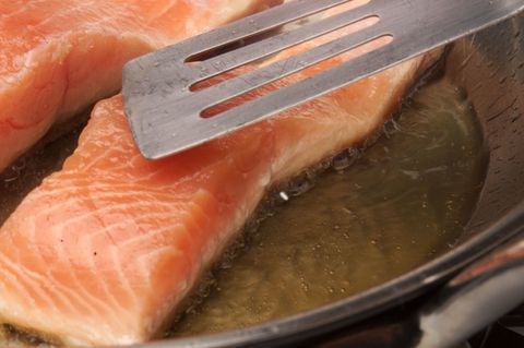 Je bezpečné jesť bielymi vecami, ktoré vytekajú z vareného lososa?