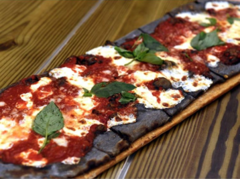Pizza s aktívnym uhlím je najnovší trend Goth-Food