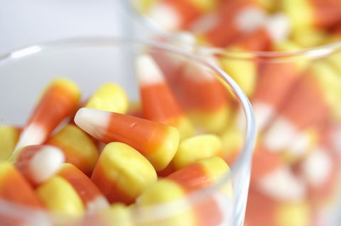 Hosteska debutuje Candy Corn Cupcakes práve v čase pre Halloween