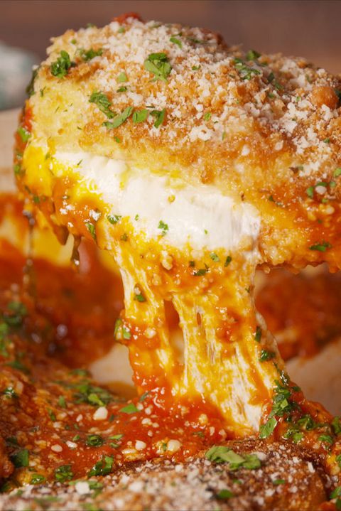 Mozzarella-Doldurulmuş Chicken Parm Vertical