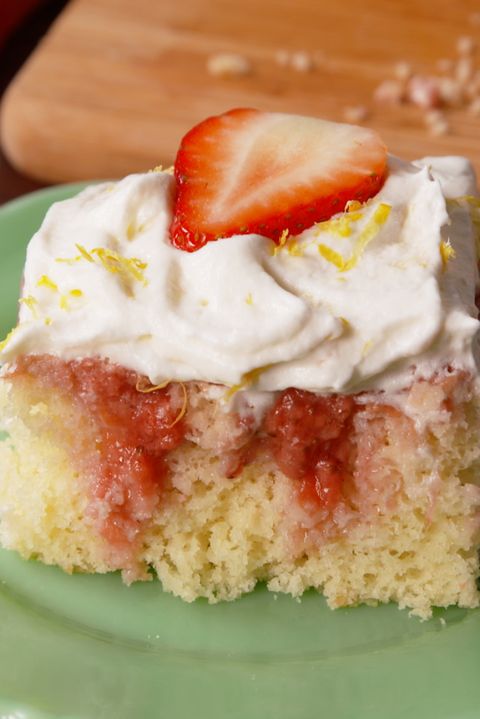 jordgubbar 'N Cream Poke Cake Vertical