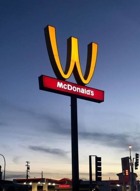 McDonalds ansikten bakslag över att flipa sin logotyp för internationell kvinnodag