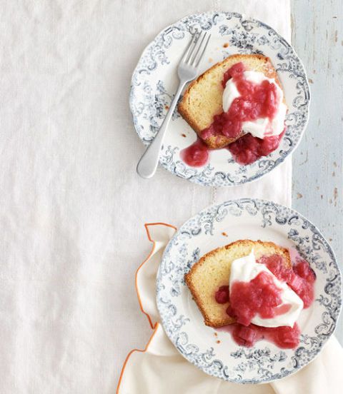 เปรี้ยว cream vanilla pound cake with rhubarb compote