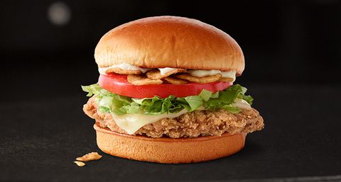 McDonald’s pridal cesnakový biely Cheddar sendvič do svojho podpísaného remeselníckeho menu