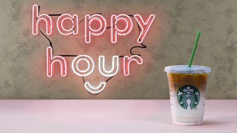 Starbucks prinaša nazaj veselo uro, in to ni samo za Frappuccinos tega časa