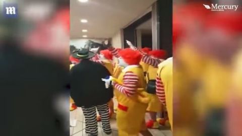 Ronald McDonald’s Palyaçolar Taunting Burger King İşçi Bu Video Gerçekten Korkunç