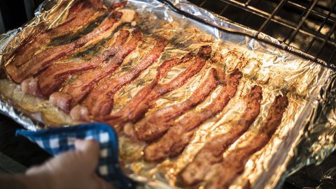 Hur man lagar bacon i ugnen