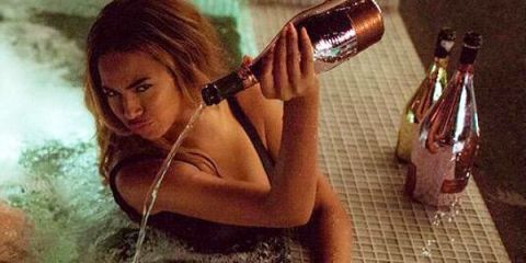 11 Kere Beyoncé Made Food Cehennem gibi seksi görünüyor