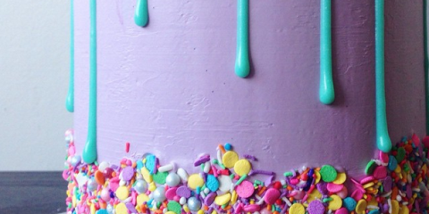 På vilket sätt to make neon, sprinkle-covered drip cakes like Katherine Sabbath